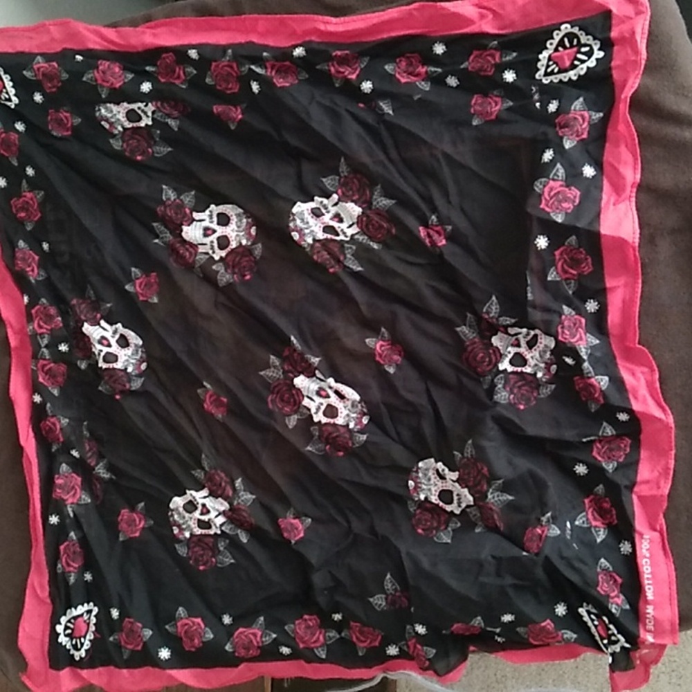 Skull Bandana - Picture 2 of 2